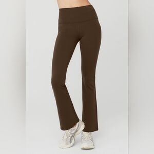 Alo Yoga Airbrush Bootcut Legging 7/8 - Size medium, espresso color